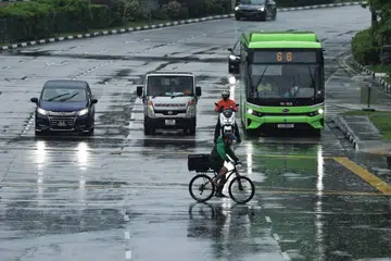 Pada sekitar 6.40 pagi, PUB memberi amaran bahawa hujan lebat dijangka melanda banyak kawasan di Singapura dari 6.50 pagi hingga 8 pagi.