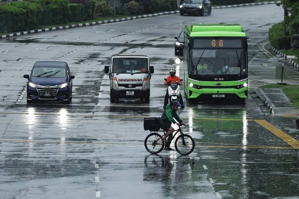 Pada sekitar 6.40 pagi, PUB memberi amaran bahawa hujan lebat dijangka melanda banyak kawasan di Singapura dari 6.50 pagi hingga 8 pagi.