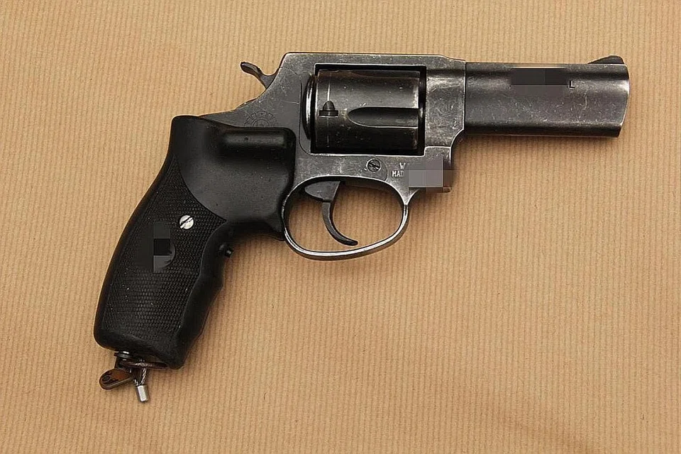 LAKUKAN ROMPAKAN: Nota yang ditulis Mahadi dan pistol (atas) yang dibawa untuk lakukan rompakan. - Foto SPF