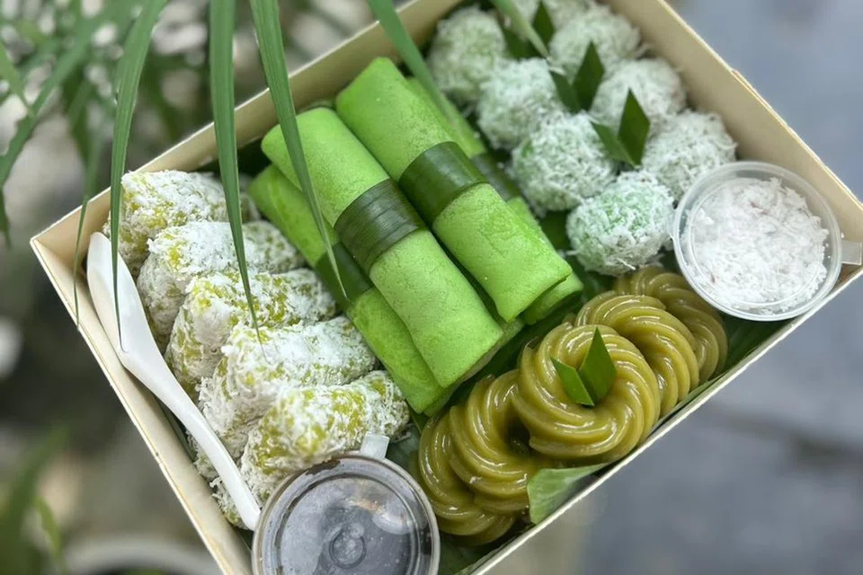 Kombo kuih tradisi Melayu dijual Cik Siti Masitah Awang Kechik, atau lebih selesa dipanggil Maksu, di Selangor, bukan saja enak, malah menarik dengan susun atur kuih yang kemas berhias dalam pembungkusan eksklusif. 