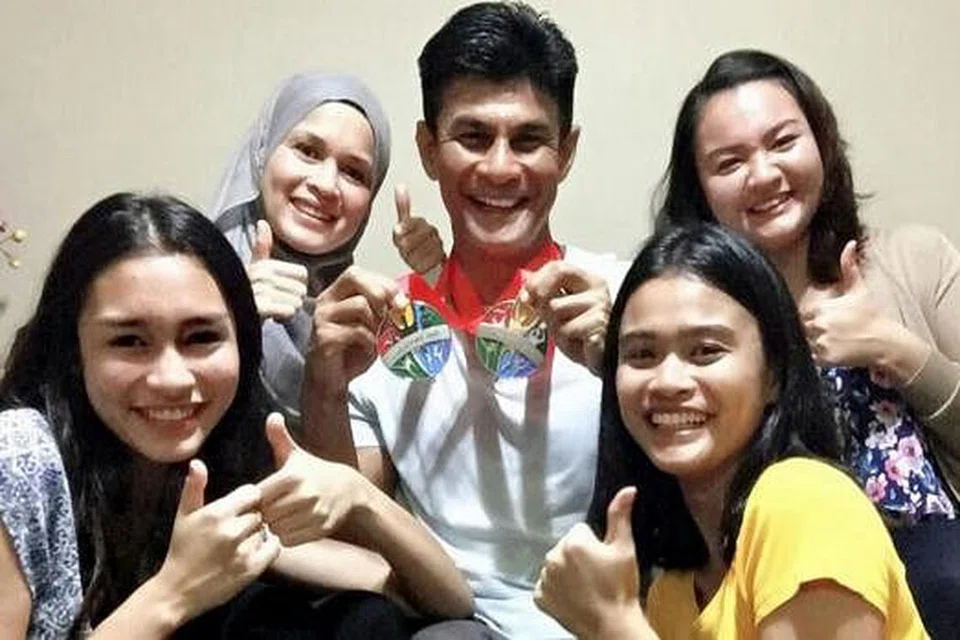 JAGUH KEBANGGAAN KELUARGA: Anuar Abdullah berkongsi kejayaan dua pingat perak bersama isteri Rafaizah Yazid serta tiga anaknya, semuanya perempuan, (dari kiri), Siti Shuhadah, Nurfatin dan Nurfariha. - Foto ihsan ANUAR ABDULLAH