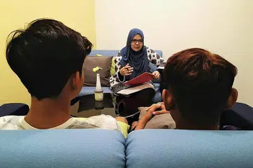 DAPATKAN BANTUAN: Remaja tidak seharusnya segan untuk mendapatkan bantuan dan sokongan termasuk di Hab Belia AMP Singapura ini. Foto atas merupakan sesi kaunseling yang diadakan hab tersebut. - Foto HAB BELIA AMP