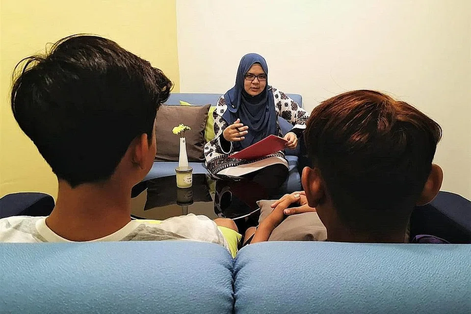 DAPATKAN BANTUAN: Remaja tidak seharusnya segan untuk mendapatkan bantuan dan sokongan termasuk di Hab Belia AMP Singapura ini. Foto atas merupakan sesi kaunseling yang diadakan hab tersebut. - Foto HAB BELIA AMP