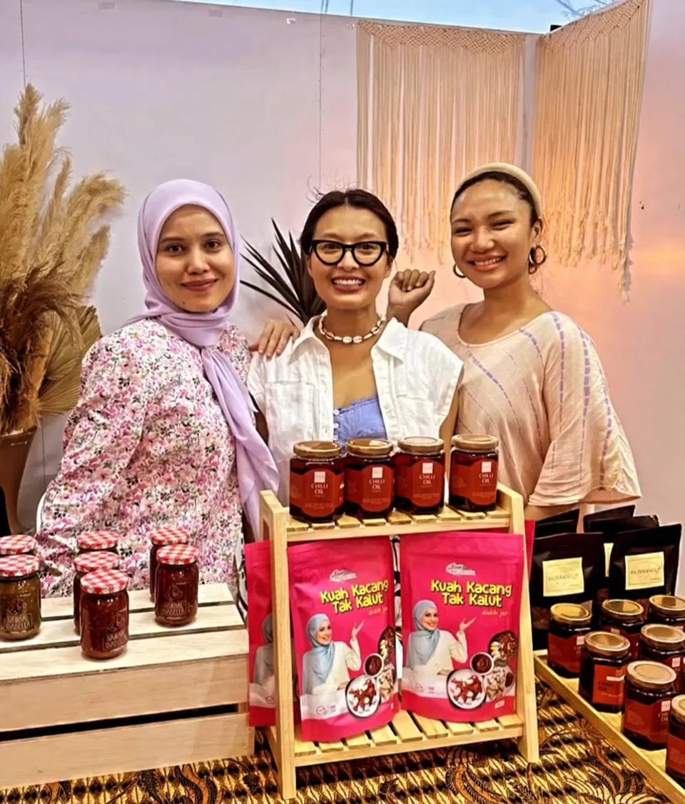 (Dari kiri) Pelakon Malaysia, Nadiya Nisaa, Nabila Huda dan Nadia Aqilah Bajuri telah membuka reruai menjual produk rekaan mereka di Bazar Gemilang Kampong Gelam semasa Ramadan 2024 di Singapura. 