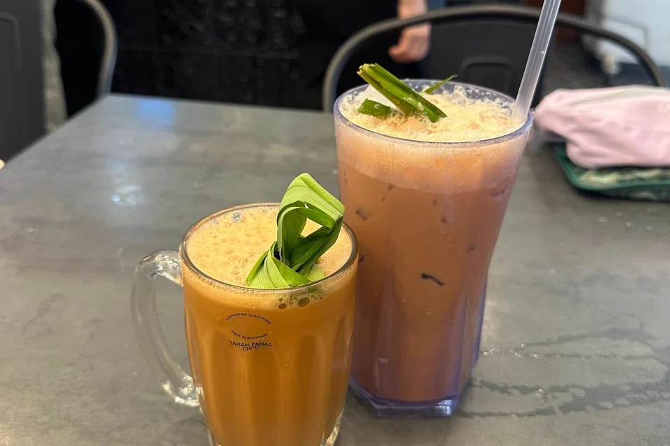BERAROMA PANDAN DAN MENYEGARKAN: Restoran Zamas di River Valley menjual sekitar 400 cawan teh tarik pandan sehari. Secawan teh tarik pandan panas berharga $3 dan versi ais pula $4.