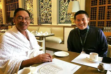 SARAPAN BERSAMA: Encik Amrin telah bertemu Datuk Seri Anwar, yang merupakan Presiden PKR, dan keluarganya semasa sarapan pagi semalam. - Foto FB AMRIN AMIN