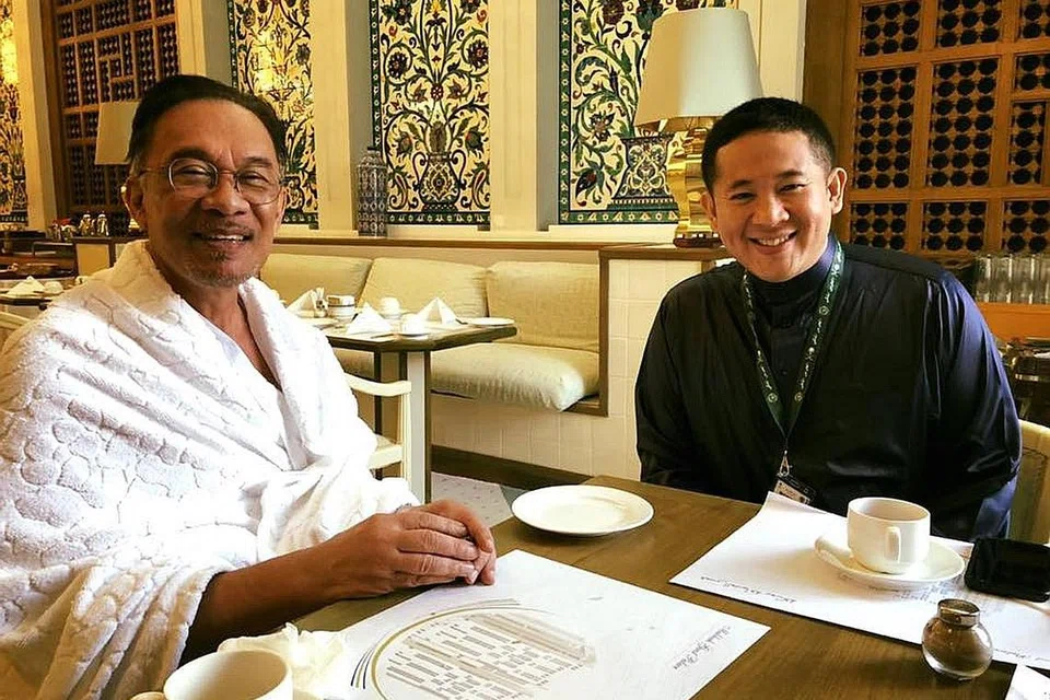 SARAPAN BERSAMA: Encik Amrin telah bertemu Datuk Seri Anwar, yang merupakan Presiden PKR, dan keluarganya semasa sarapan pagi semalam. - Foto FB AMRIN AMIN