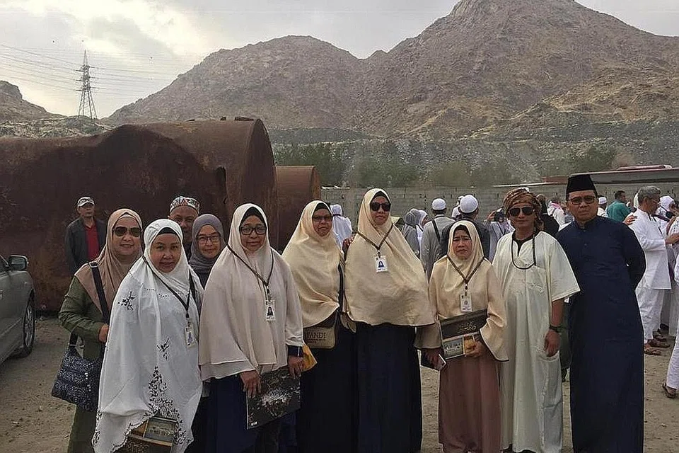 SEDIH TAPI REDA: Encik JW Sani (berjubah putih), seorang jemaah bersama syarikat Afandi Travel and Services, melakukan ziarah bersama rombongannya semasa menjalankan ibadah umrah pada 12 Februari 2019. Beliau mengambil keputusan untuk menyimpan wang yang dibayar untuk pakej yang sepatutnya dijalankan tahun lepas dengan agensi. - Foto ihsan JW SANI