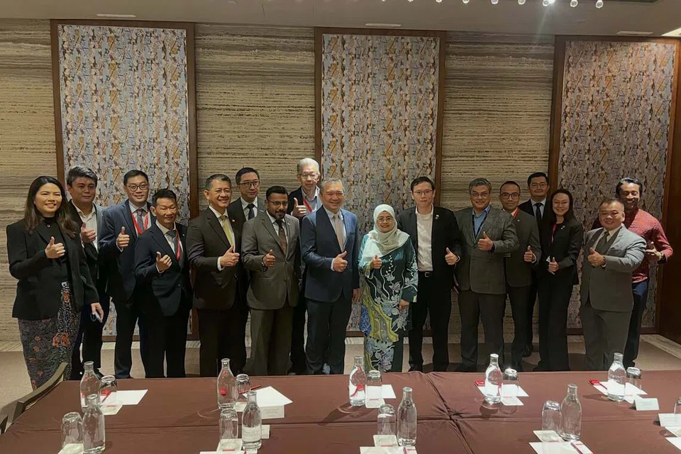 Pengerusi Jawatankuasa Pelaburan, Perdagangan, Hal Ehwal Pengguna dan Sumber Manusia Johor, Encik Lee Ting Han (tujuh dari kanan) pada program  Invest Malaysia Day 2026 di Grand Hyatt, Singapura.