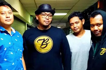 TERUSKAN PERJUANGAN: Bhumiband yang dianggotai (dari kiri) Kief, Ard, Zuher dan Reamie terus menghasilkan lagu santai tentang kehidupan, ketuhanan dan kemanusiaan tanpa membiarkan keadaan anggota yang datang dan pergi sebagai hambatan. Kumpulan ini pernah dianggotai penggubah lagu dan penyanyi Awi Rafael dan bekas pemain papan nada Hujan, Hang Dimas. - Foto ihsan BHUMIBAND