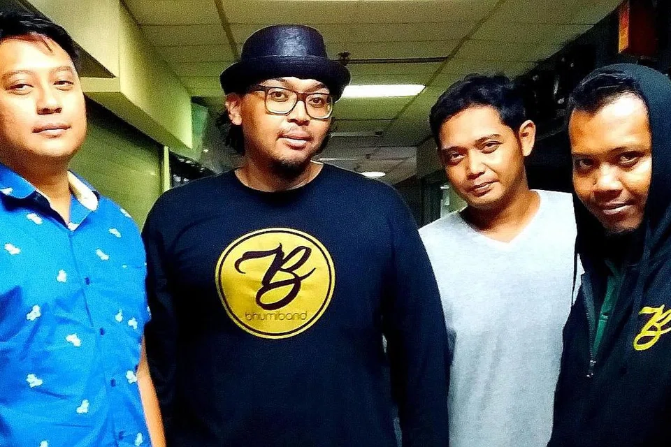 TERUSKAN PERJUANGAN: Bhumiband yang dianggotai (dari kiri) Kief, Ard, Zuher dan Reamie terus menghasilkan lagu santai tentang kehidupan, ketuhanan dan kemanusiaan tanpa membiarkan keadaan anggota yang datang dan pergi sebagai hambatan. Kumpulan ini pernah dianggotai penggubah lagu dan penyanyi Awi Rafael dan bekas pemain papan nada Hujan, Hang Dimas. - Foto ihsan BHUMIBAND