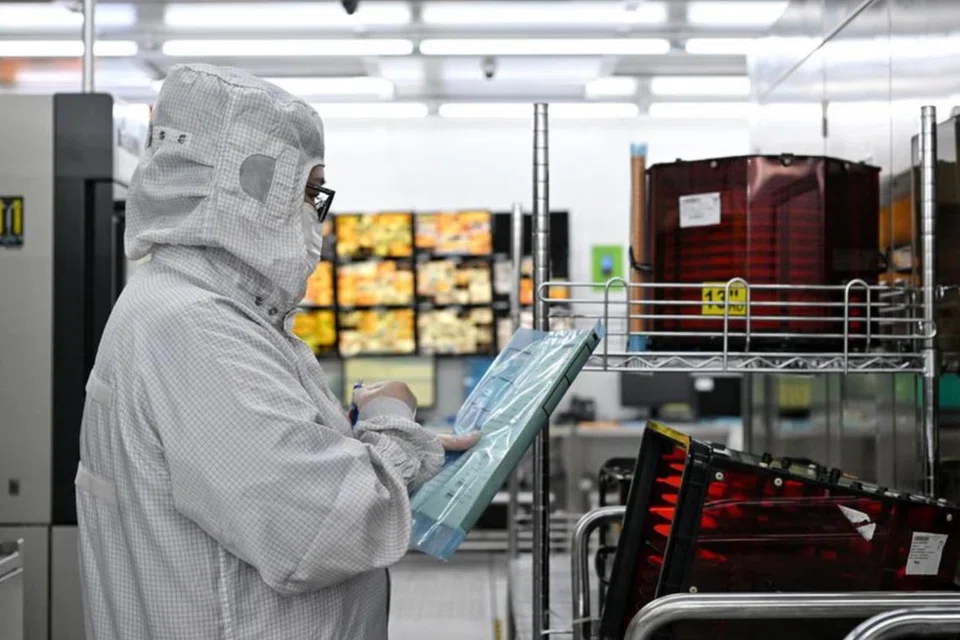 Sektor elektronik, yang menyumbang hampir separuh daripada pengeluaran pembuatan Singapura, menunjukkan peningkatan sebanyak 26.2 peratus.