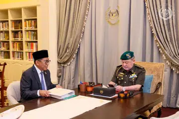 Yang di-Pertuan Agong, Sultan Ibrahim (kanan), menerima menghadap Menteri Pertahanan, Datuk Seri Mohamed Khaled Nordin, di Istana Negara pada 12 November. 