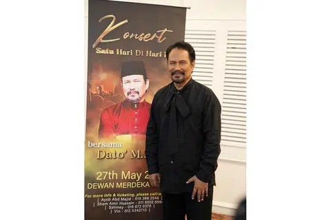HADIAH UNTUK PEMINAT: M. Nasir bakal bertemu peminat dalam sebuah konsert Amal minggu depan di Dewan Merdeka, Kuala Lumpur. - Foto LUNCAI EMAS SDN BHD
