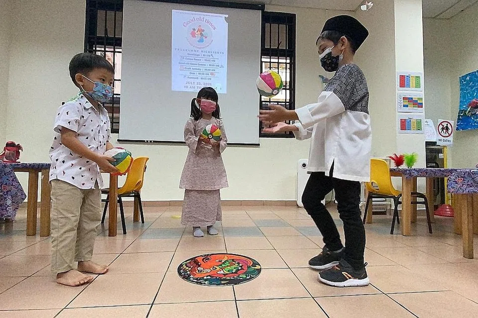 AKTIVITI SERONOK: Murid Prasekolah Pusat Yayasan Masyarakat PAP (PCF) Sparkletots@Pasir Ris West di Blok 517, telah mencuba permainan tradisional sempena Hari Keharmonian Kaum semalam. - Foto PCF SPARKLETOTS@PASIR RIS WEST