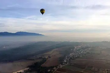 PEMANDANGAN INDAH DARI BELON UDARA PANAS: Penulis dan kawan-kawan menikmati pemandangan menakjubkan di udara. Kegiatan ini mengambil masa sejam. - Foto SITI AZIMAH ZAILANI