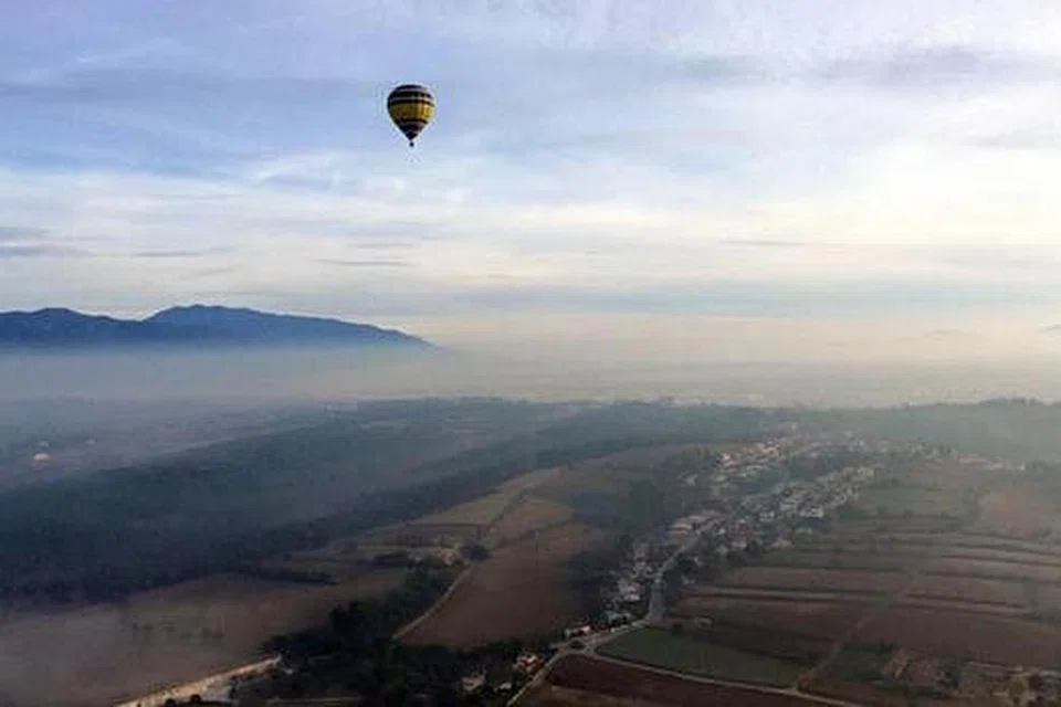 PEMANDANGAN INDAH DARI BELON UDARA PANAS: Penulis dan kawan-kawan menikmati pemandangan menakjubkan di udara. Kegiatan ini mengambil masa sejam. - Foto SITI AZIMAH ZAILANI