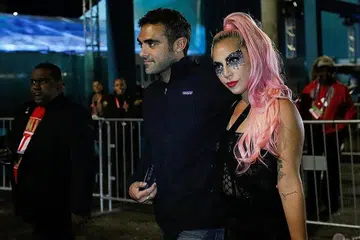MENYAKSIKAN ACARA SUKAN BERSAMA: Lady Gaga dan Polansky menghabiskan masa pada hujung minggu lalu menyaksikan acara bola sepak Super Bowl antara Kansas City Chiefs menentang San Francisco 49ers di Stadium Hard Rock, Miami Gardens, Florida. - Foto REUTERS