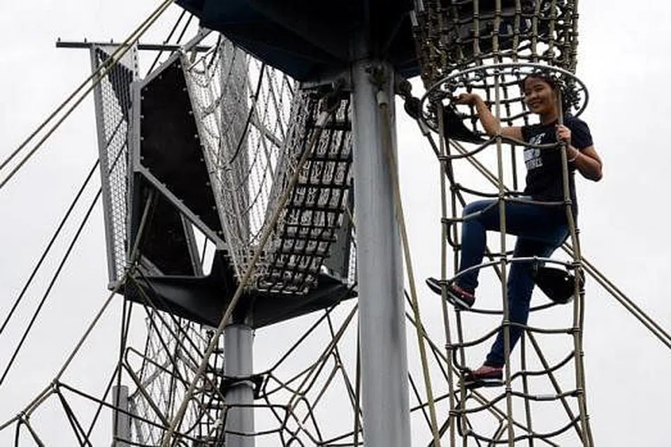 TAMAN UNTUK SEMUA: Wartawan tidak melepaskan peluang mencuba antara kemudahan riadah di taman permainan dalam Woodlands Waterfront.