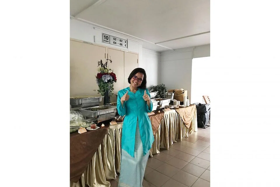 PUAS HATI DENGAN KHIDMAT KATERING: Dengan mendapatkan khidmat katering bagi jamuan Hari Raya, Cik Nur Amaliah Abdul Jamal berkata beliau dapat meluangkan lebih banyak masa bersama keluarga dan tetamu yang datang. - Foto ihsan NUR AMALIAH ABDUL JAMAL