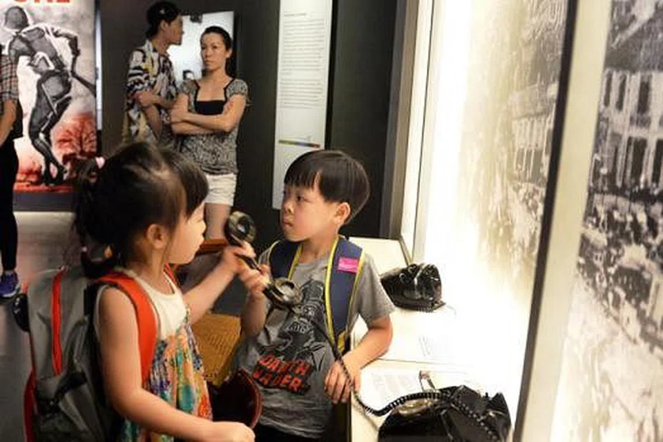 PAMERAN PERANG DUNIA KEDUA: Pengunjung Muzium Negara Singapura boleh melihat pelbagai alat dan senjata yang digunakan dalam Perang Dunia Kedua. - Foto M.O. SALLEH