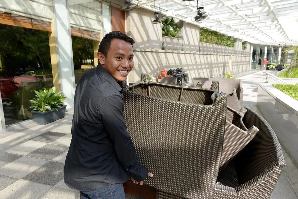 KERJAYA BARU: Zulkiflli kini menumpukan perhatian membina hidup baru bersama keluarga selepas 'bersara' daripada bola sepak. - Foto-foto TUKIMAN WARJI