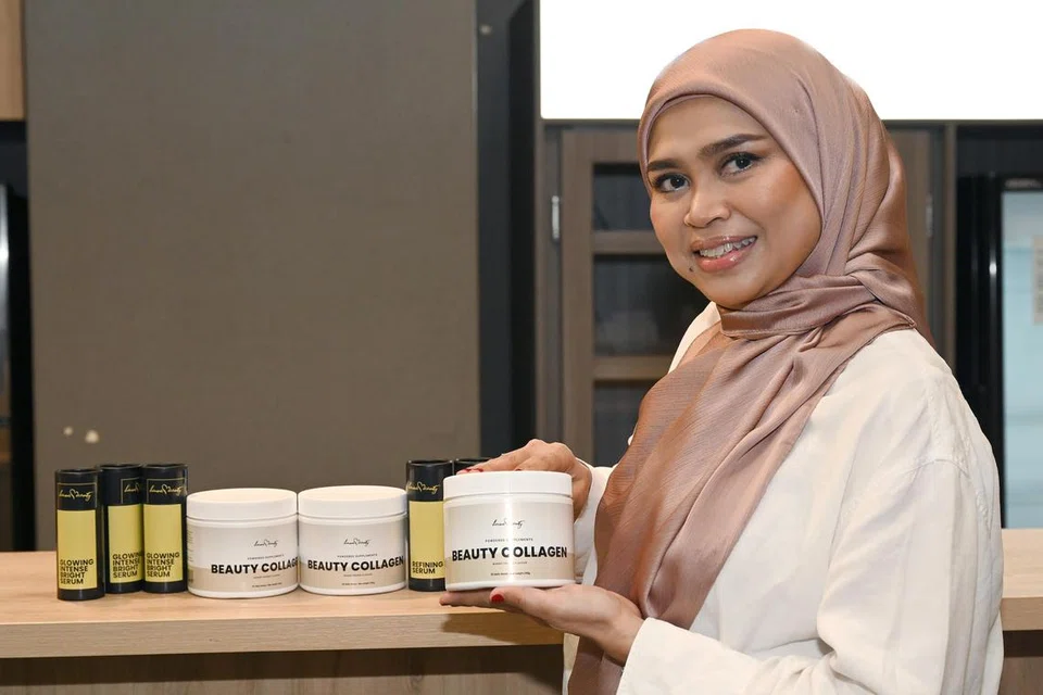Cik Harnie Hamid membuat kajian selama setahun untuk mendapatkan sumber bahan kolagen dan serum daripada bahan marin, yang kemudian didapatkan dari Slovakia untuk jenama beliau, Harnies Beauty.