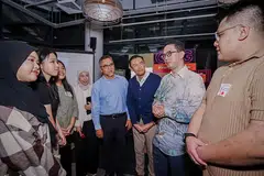 Dr Abdul Razakjr Omar (dua dari kanan) beramah-tamah bersama peserta sesi ketiga Siri Jauhari pada 26 Julai. Mereka adalah (dari kiri) Cik Chan Admelia, Cik Joleen Heng, Cik Nur Haliza Masri dan Encik Syarifuddin Azhar Rosli (kanan). Sesi tersebut turut dihadiri Anggota Parlimen GRC Jalan Besar (Kolam Ayer), Dr Wan Rizal Wan Zakariah (tiga dari kanan), dan Editor Berita Harian, Encik Nazry Mokhtar (empat dari kanan). 