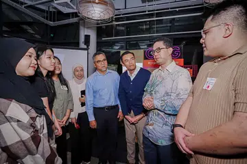 Dr Abdul Razakjr Omar (dua dari kanan) beramah-tamah bersama peserta sesi ketiga Siri Jauhari pada 26 Julai. Mereka adalah (dari kiri) Cik Chan Admelia, Cik Joleen Heng, Cik Nur Haliza Masri dan Encik Syarifuddin Azhar Rosli (kanan). Sesi tersebut turut dihadiri Anggota Parlimen GRC Jalan Besar (Kolam Ayer), Dr Wan Rizal Wan Zakariah (tiga dari kanan), dan Editor Berita Harian, Encik Nazry Mokhtar (empat dari kanan). 