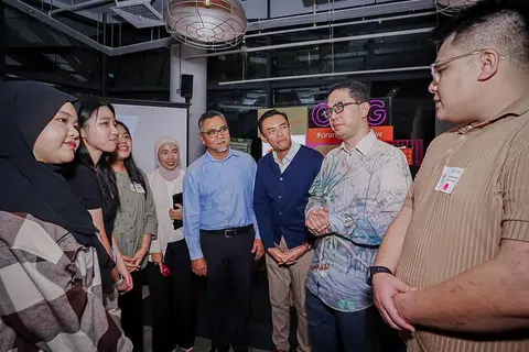Dr Abdul Razakjr Omar (dua dari kanan) beramah-tamah bersama peserta sesi ketiga Siri Jauhari pada 26 Julai. Mereka adalah (dari kiri) Cik Chan Admelia, Cik Joleen Heng, Cik Nur Haliza Masri dan Encik Syarifuddin Azhar Rosli (kanan). Sesi tersebut turut dihadiri Anggota Parlimen GRC Jalan Besar (Kolam Ayer), Dr Wan Rizal Wan Zakariah (tiga dari kanan), dan Editor Berita Harian, Encik Nazry Mokhtar (empat dari kanan). 