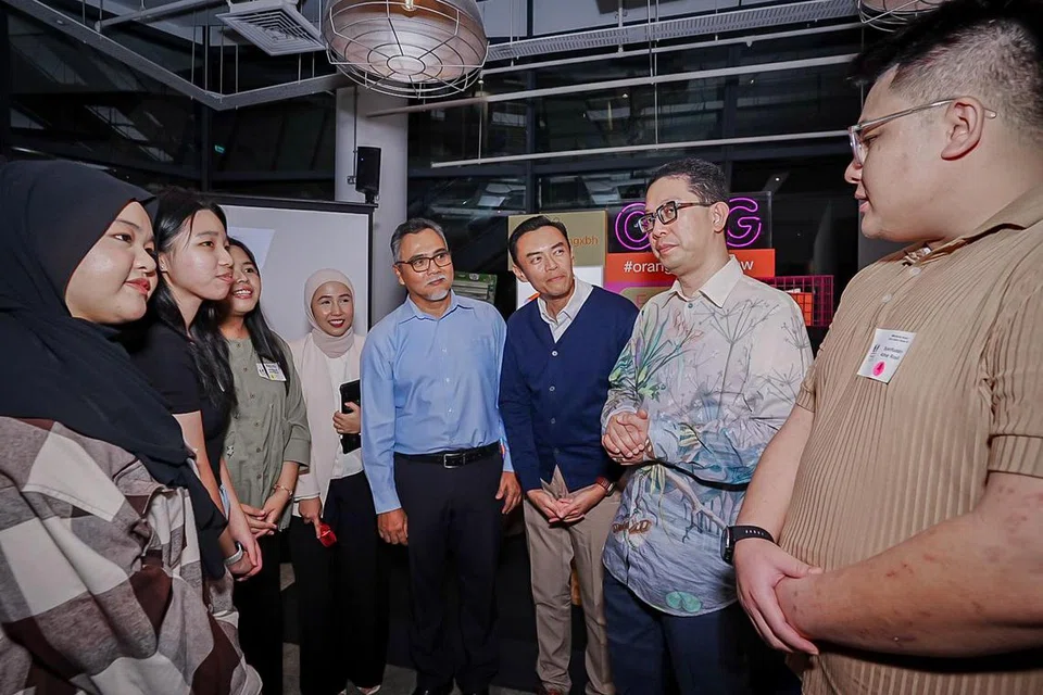 Dr Abdul Razakjr Omar (dua dari kanan) beramah-tamah bersama peserta sesi ketiga Siri Jauhari pada 26 Julai. Mereka adalah (dari kiri) Cik Chan Admelia, Cik Joleen Heng, Cik Nur Haliza Masri dan Encik Syarifuddin Azhar Rosli (kanan). Sesi tersebut turut dihadiri Anggota Parlimen GRC Jalan Besar (Kolam Ayer), Dr Wan Rizal Wan Zakariah (tiga dari kanan), dan Editor Berita Harian, Encik Nazry Mokhtar (empat dari kanan). 