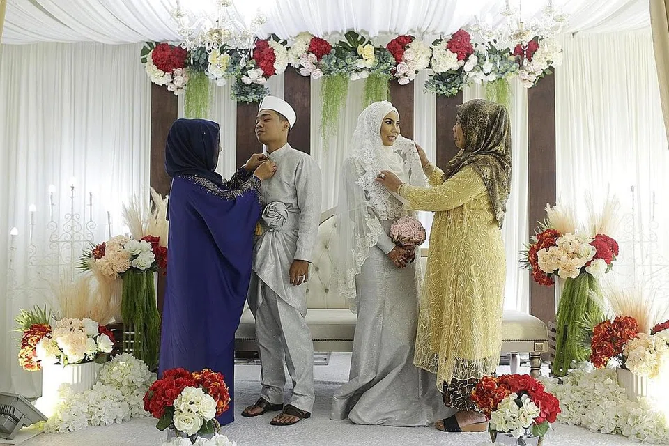 MAJLIS TETAP MERIAH: Demi kesejahteraan tetamunya, pengantin baru Encik Zulhilmi dan isterinya Cik Nurbasirah telah mengambil beberapa pencegahan semasa majlis mereka semalam, antaranya menambah jarak ruang antara meja, kerusi dan meja bufet di kolong blok supaya tetamu boleh mengamalkan jarak selamat ketika menjamu selera. - Foto BH oleh AZMI ATHNI