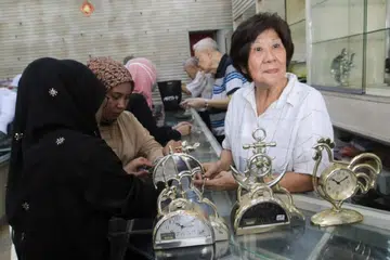 Pemilik kedai jam di Kota Bharu, Kelantan, Cik Tan Siew Wan, 75 tahun (kanan), melayan pelanggan ketika kedainya membuat lelongan untuk menutup kedai selepas 70 tahun operasi. 