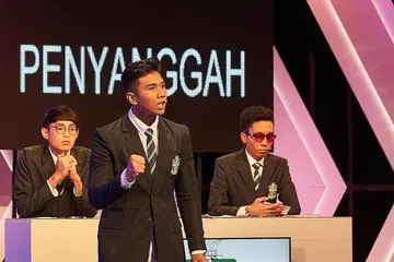 PERSIAPAN KUNCI KEJAYAAN: Mohd Rizq Irfandi, pelajar berumur 18 tahun St Joseph's Institution (SJI) (berdiri, depan), berkata beliau banyak melakukan persiapan seperti menghafal dan melafazkan skrip bahas, perbincangan dan interaksi sesama rakan sepasukan, dan peningkatan gaya penyampaian.