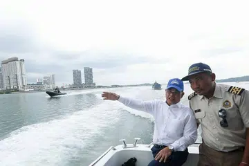 Menteri Besar Johor Datuk Osman Sapian berkongsi di media sosial gambar beliau melawat kapal kerajaan Malaysia yang berlabuh di perairan wilayah Singapura di Tuas. Foto:FACEBOOK/OSMAN SAPIAN 