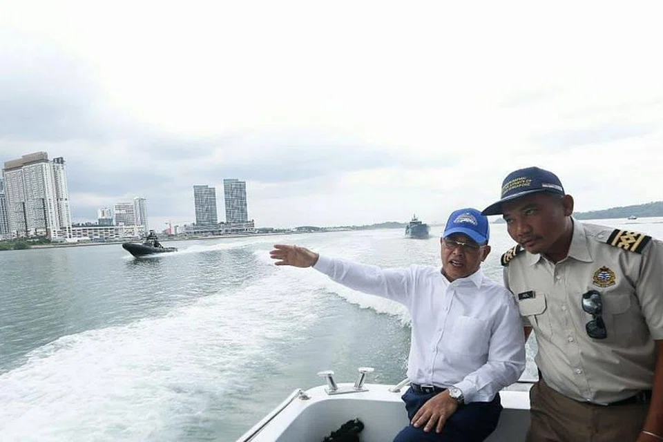 Menteri Besar Johor Datuk Osman Sapian berkongsi di media sosial gambar beliau melawat kapal kerajaan Malaysia yang berlabuh di perairan wilayah Singapura di Tuas. Foto:FACEBOOK/OSMAN SAPIAN 