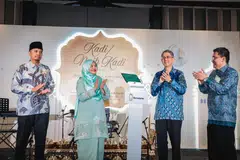 Pemangku Menteri Bertanggungjawab bagi Ehwal Masyarakat Islam, Profesor Madya Dr Muhammad Faishal Ibrahim (dua dari kanan), menyempurnakan pelancaran buku Tenunan Kasih: Kompilasi Hikmah Mahligai Bahagia Bersamamu Selamanya pada Majlis Pelantikan dan Penghargaan Kadi dan Naib Kadi 2026 di Hotel Fairmont pada 10 Jun. Turut hadir ialah (dari kiri) Pendaftar Pejabat Pendaftaran Pernikahan Orang Islam Islam (ROMM), Ustaz Syakir Pasuni, Editor Audiens dan Perkembangan, Cik Norhaiza Hashim, dan Timbalan Pengarah Kanan (ROMM dan Mahkamah Syariah), Encik Imran Mohamed.