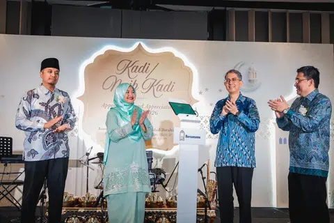 Pemangku Menteri Bertanggungjawab bagi Ehwal Masyarakat Islam, Profesor Madya Dr Muhammad Faishal Ibrahim (dua dari kanan), menyempurnakan pelancaran buku Tenunan Kasih: Kompilasi Hikmah Mahligai Bahagia Bersamamu Selamanya pada Majlis Pelantikan dan Penghargaan Kadi dan Naib Kadi 2026 di Hotel Fairmont pada 10 Jun. Turut hadir ialah (dari kiri) Pendaftar Pejabat Pendaftaran Pernikahan Orang Islam Islam (ROMM), Ustaz Syakir Pasuni, Editor Audiens dan Perkembangan, Cik Norhaiza Hashim, dan Timbalan Pengarah Kanan (ROMM dan Mahkamah Syariah), Encik Imran Mohamed.