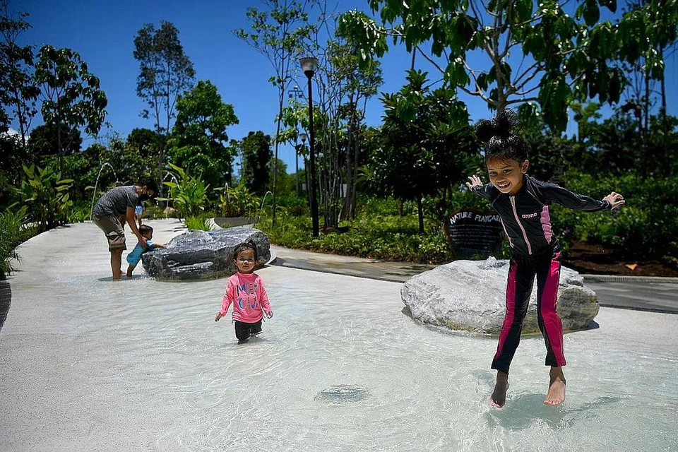 SERONOK: Kawasan untuk kanak-kanak bermain air di Coastal Playgrove. - Foto BH oleh LIM YAOHUI 