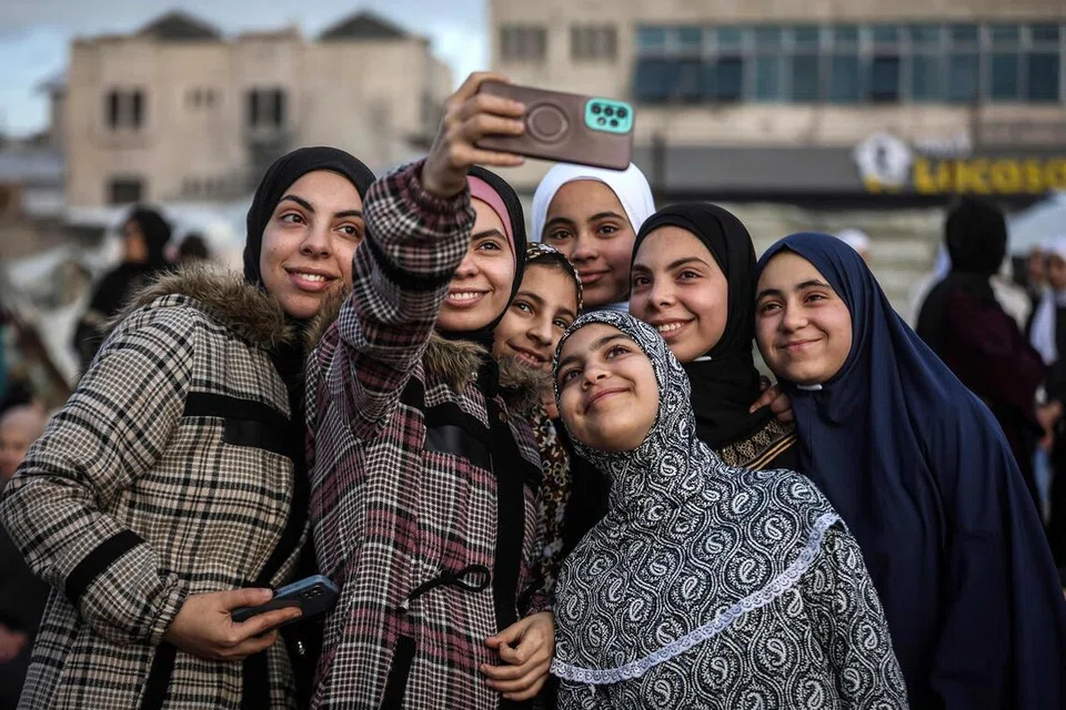  Sekumpulan wanita Palestin bergambar swafoto ketika berkumpul untuk menunaikan solat Aidilfitri yang menandakan berakhirnya bulan suci Ramadan di Dataran Al-Saraya, Gaza City, pada 20 Mac 2026. 