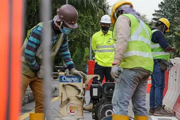SENTIASA BERSEDIA: Encik Muhammad Firdaus Salim (atas tengah) sentiasa bersedia mengendalikan sebarang usaha penyelenggaraan dan perbaikan semula dalam rangkaian pengagihan bekalan kuasa elektrik SP. Beliau dilihat sedang menyelia pasukan yang dikerah untuk melakukan kerja perbaikan semula kabel kuasa elektrik di tapak pekerjaan. - Foto BH oleh YONG LI XUAN