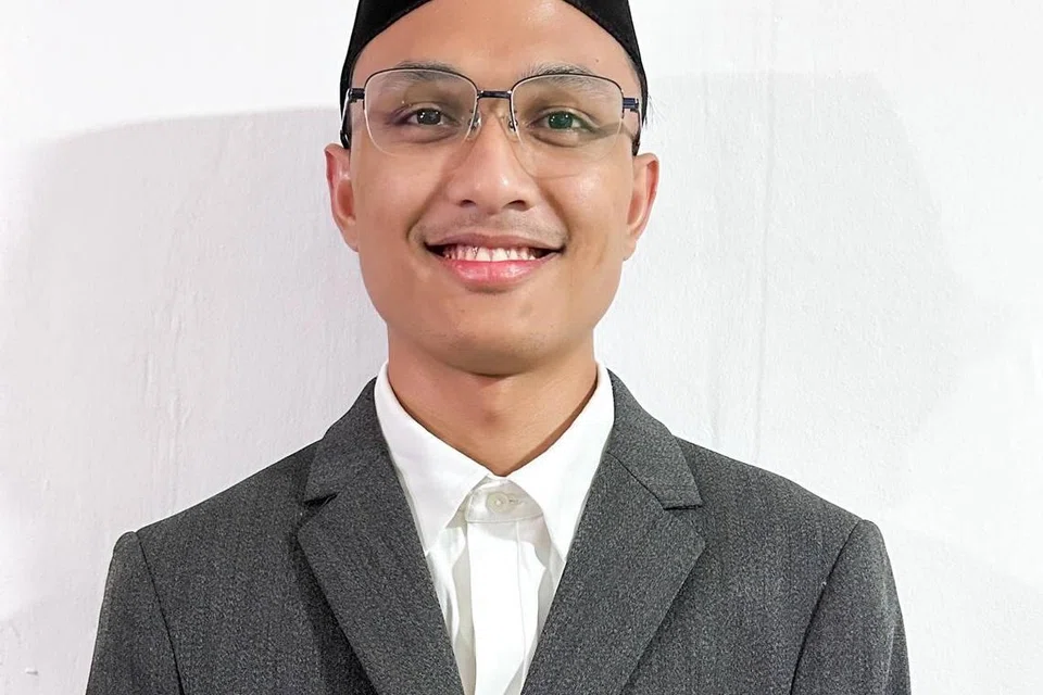 BERSAMA MENYOKONG: Pegawai Pembangunan Belia Masjid Ar-Raudhah, Ustaz Muhammad Haziq Rahman, mengharapkan para belia akan terus mendekatkan hati kepada Islam dengan melakukan banyak amal ibadah di rumah Allah swt dan mengajak rakan-rakan lain agar turut menyokong program Al-Fateh Ar-Raudhah.