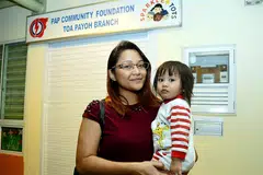 SAMBUT BAIK: Cik Nurul Jannah Muhammad Ismaeil menyambut baik komitmen pemerintah terhadap sektor prasekolah kerana ia akan memberi manfaat kepada kanak-kanak seperti anak bongsunya, Nurul Izza Insyirah Firdaus. - Foto M.O. SALLEH