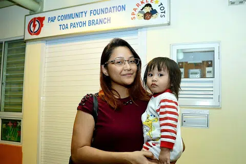 SAMBUT BAIK: Cik Nurul Jannah Muhammad Ismaeil menyambut baik komitmen pemerintah terhadap sektor prasekolah kerana ia akan memberi manfaat kepada kanak-kanak seperti anak bongsunya, Nurul Izza Insyirah Firdaus. - Foto M.O. SALLEH