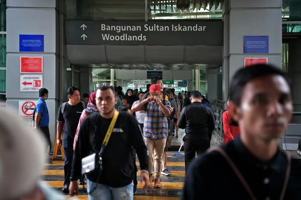 Orang ramai di Komplek Kastam, Imigresen dan Kuarantin di Johor Baru pada 31 Oktober 2019. 