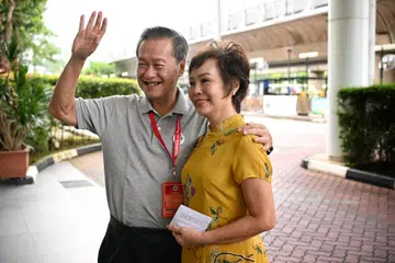 PERGI UNDI: Encik Tan Kin Lian tiba di Grassroots Club bersama isterinya, Cik Tay Siew Hong, sebelum pergi ke pusat mengundi di Maktab Rendah Anderson Serangoon di Ang Mo Kio Avenue 6, untuk mengundi pada 1 September.
