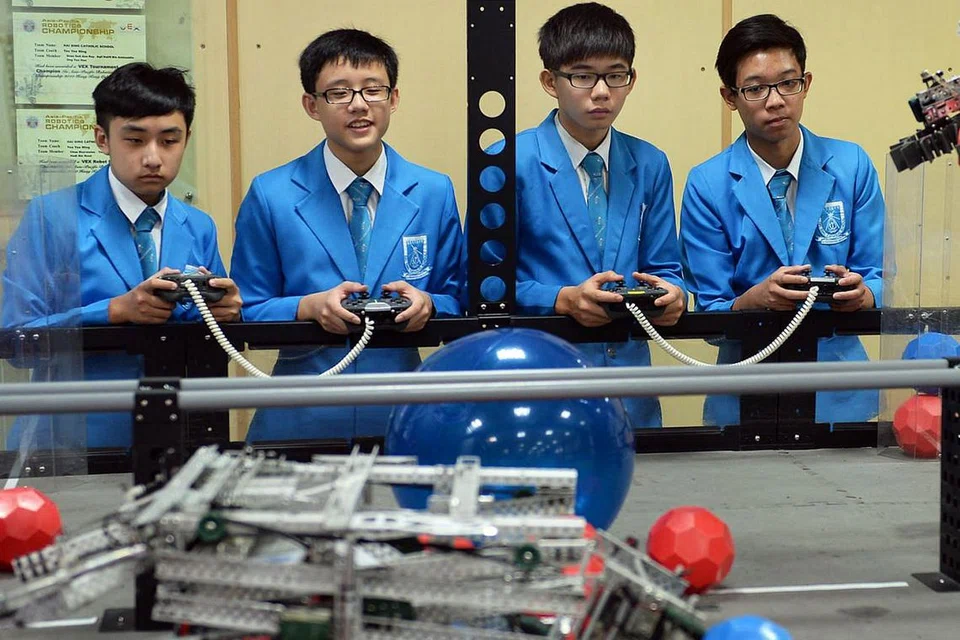 PROGRAM ROBOTIK: Sekolah Katolik Hai Sing (atas) menawarkan program robotik. - Foto fail