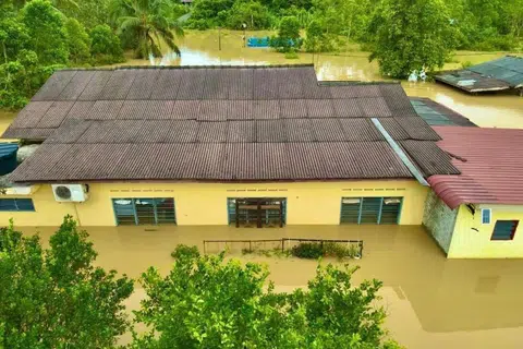 Banjir di Kampung Awat, Segamat, Johor, menyebabkan rumah tenggelam.