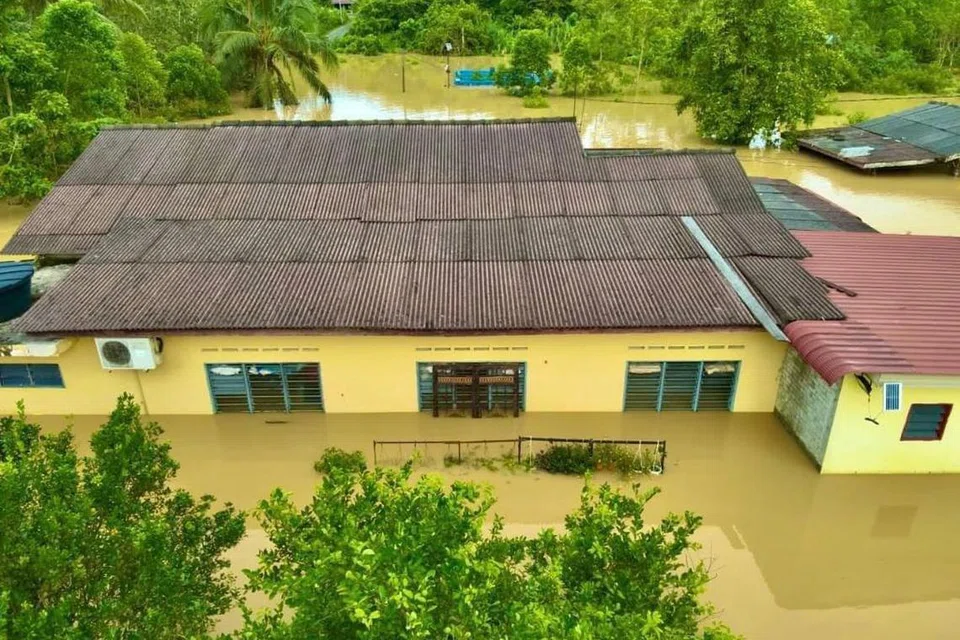 Banjir di Kampung Awat, Segamat, Johor, menyebabkan rumah tenggelam.