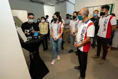 KE ARAH KEMAMPANAN: (Dari kanan) Menteri Pembangunan Sosial dan Keluarga Encik Masagos Zulkifli Masagos Mohamad bersama Pengerusi Majlis Bandaran Tampines, Cik Cheng Li Hui melihat fungsi Papan Eko di lobi lif blok di Tampines semalam. - Foto MAJLIS BANDARAN TAMPINES